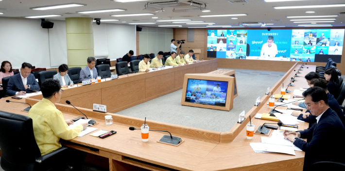 전남광주통합특별시는 28일 무안청사 정철실에서 '2026년 제6회 특별시-시구군 부단체장 협력회의'를 열어 제6회 중앙지방정책협의회 주요 내용을 공유하고 여름철 재난 대응과 주민 중심 책임행정 강화 방안을 논의했다. 광주특별시 제공