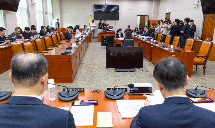 국회 법제사법위원회 법안심사 제1소위원회 위원장인 더불어민주당 김승원 의원이 28일 국회 법안심사 소위 개회를 선포한 뒤 안건 순서 변경을 설명하고 있다. 연합뉴스