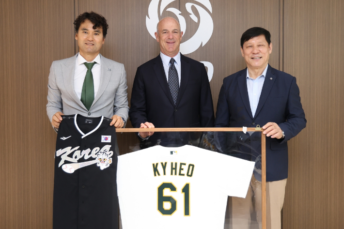 박찬호 어드바이저(왼쪽부터), 존 피셔 MLB 애슬레틱스 구단주, 허구연 한국야구위원회 총재가 27일 서울 강남구 KBO에서 기념 촬영하고 있다. KBO 