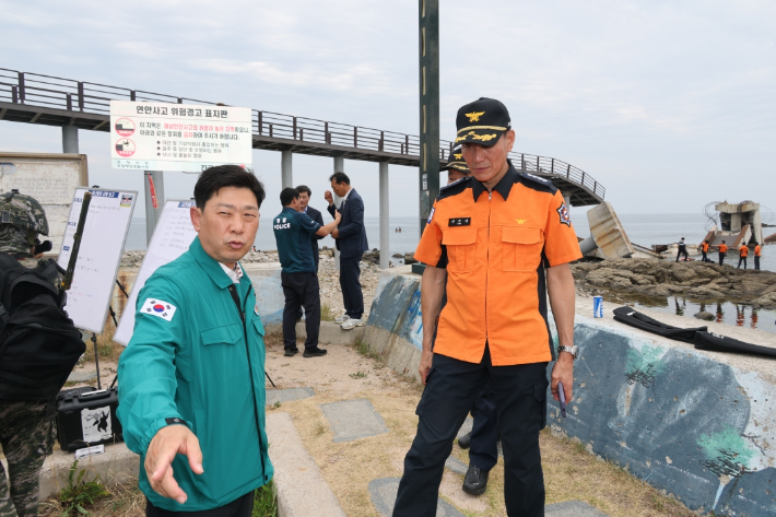 포항시가 28일 오후 발생한 보릿돌교 붕괴 사고와 관련해 2차 피해 방지를 위해 사고 주변을 통제하고, 유사 시설물에 대한 전면 폐쇄 및 안전 점검 등 대책 마련에 총력을 기울이고 있다. 포항시 제공