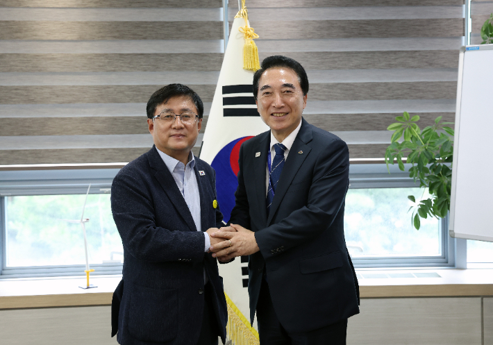 왼쪽부터 김성환 기후에너지환경부 장관, 박수현 충남지사. 충남도 제공