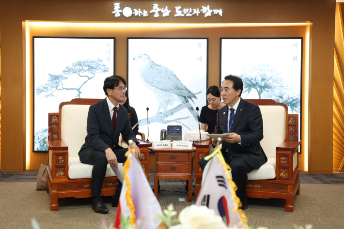 28일 충남도청에서 만난 야마시타 마코토 일본 나라현 지사(왼쪽)와 박수현 충남지사. 충남도 제공
