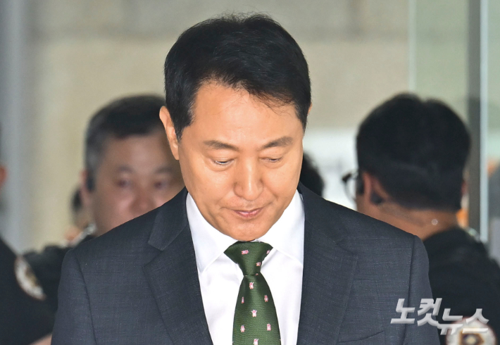 오세훈 서울시장이 22일 서울 서초구 서울중앙지방법원에서 열린 정치자금법 위반 혐의 1심 선고 공판 후 법원을 나서고 있다. 류영주 기자