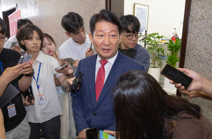 22대 하반기 국회 상임위원회 배정 기준에 불만을 제기하는 과정에서 국민의힘 정점식 원내대표의 멱살을 잡았던 권영진 의원이 27일 국회 내 원내대표실을 방문해 사과한 뒤 취재진과 인터뷰 하고 있다. 연합뉴스