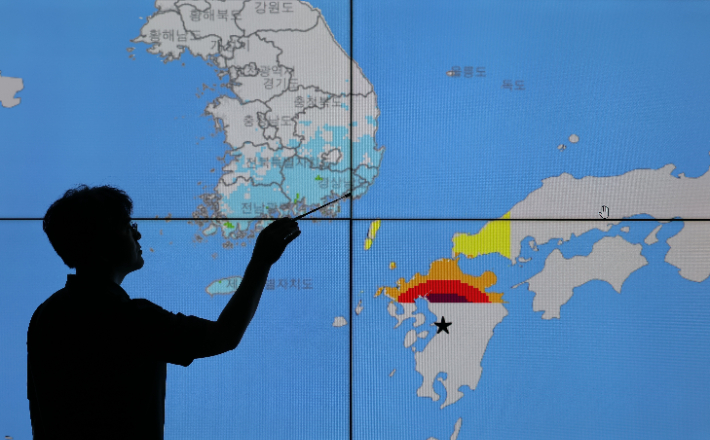 일본 규슈 구마모토에서 규모 7.1 강진이 발생하며 국내 일부 지역에서도 유감 신고가 잇따르는 가운데 28일 오후 서울 동작구 기상청 모니터에 계기진도 등 지진 정보가 표시되어 있다. 연합뉴스
