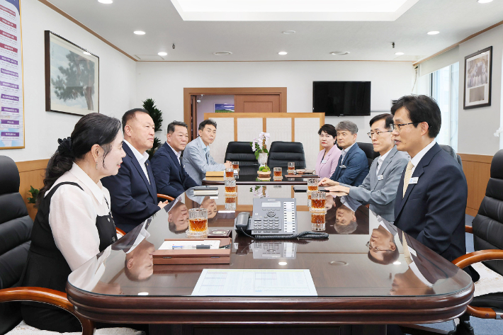 정호원 창원특례시 제2부시장이 창원시의회를 방문해 이해련 의장 등 의장단 환담을 나누고 있다. 창원시 제공