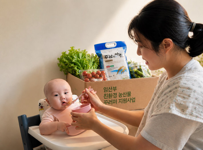실제 인물 사진에 AI 생성 배경을 합성한 이미지. 창원시 제공 