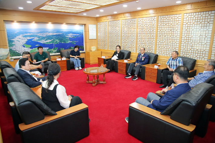 강기윤 창원시장이 28일 정부의 통합 국군사관학교 창설에 따른 해군사관학교 이전 계획과 관련해 창원시의회, 주민, 소상공인, 안보단체 등과 간담회를 하고 있다. 창원시 제공 