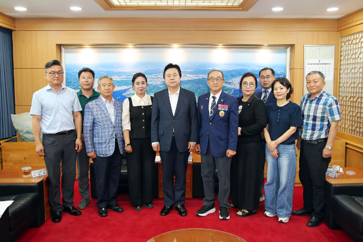 강기윤 창원시장이 28일 정부의 통합 국군사관학교 창설에 따른 해군사관학교 이전 계획과 관련해 창원시의회, 주민, 소상공인, 안보단체 등과 간담회를 하고 있다. 창원시 제공 