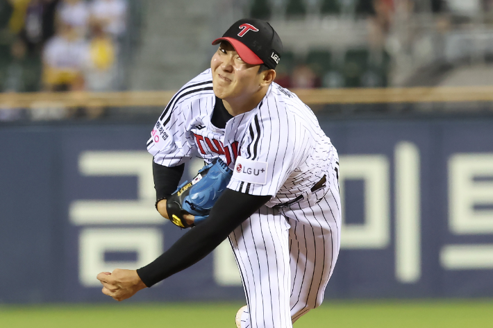 LG 마무리 손주영이 28일 키움과 홈 경기에서 5-3으로 앞선 9회초 등판해 혼신의 힘을 다해 공을 뿌리고 있다. LG 트윈스 