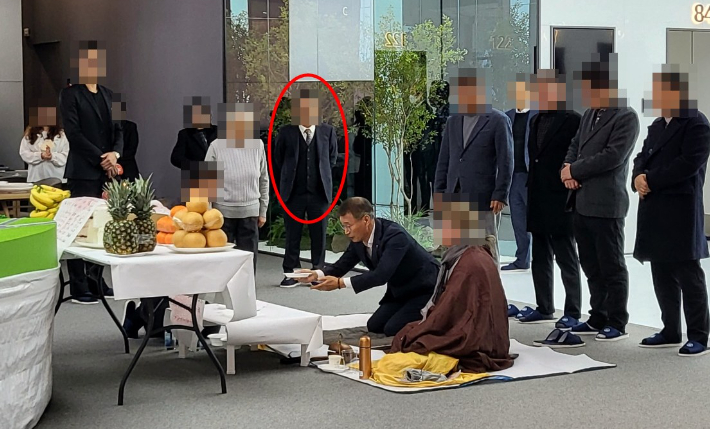 2023년 2월 모델하우스에서 문대림 의원이 고사를 드리고 있다. 빨간색 표시가 A씨. 독자 제공