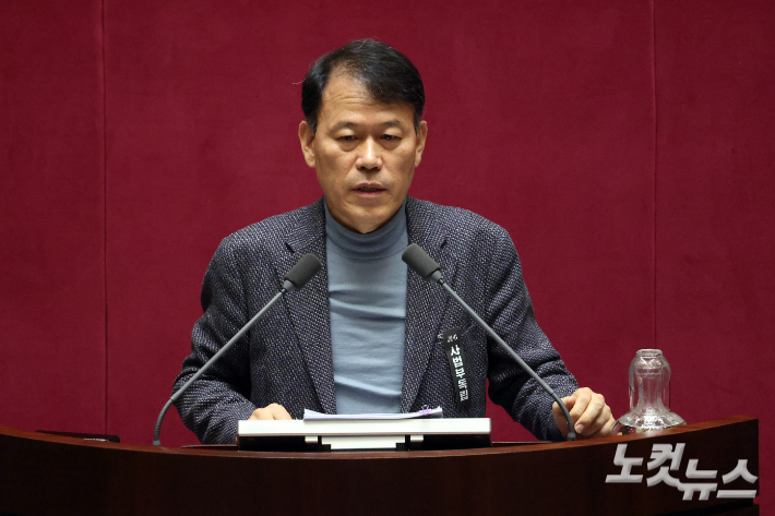 국민의힘 윤한홍 의원이 지난 2월 24일 서울 여의도 국회에서 열린 제432회국회(임시회) 제8차 본회의에서 상법개정안에 대한 무제한 토론을 하고 있다. 윤창원 기자