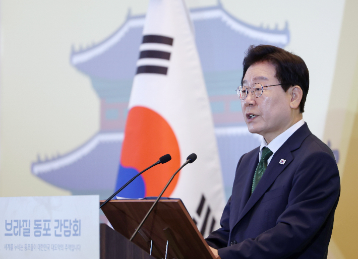 이재명 대통령이 28일(현지시간) 브라질 상파울루 한 호텔에서 열린 동포 오찬간담회에서 인사말을 하고 있다. 연합뉴스
