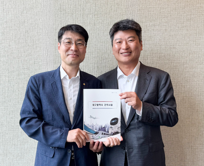 28일 김정기 대구시 행정부시장(좌)이 박창환 기획예산처 예산총괄심의관(우)과 만나 대구 현안사업의 정부예산 반영을 건의했다. 대구시 제공