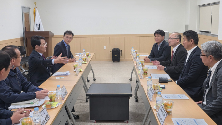 강진원 강진군수가 강진쌀이 해외수출방안에 대해 설명하고 있다. 강진군 제공