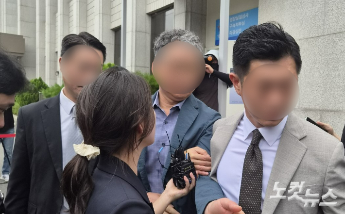 장윤기 사건 부실 수사 의혹의 핵심 인사인 전 광산경찰서 형사과장이 지난 21일 오후 광주지방법원에서 구속 전 피의자 심문을 받고 호송차량으로 이동하고 있다. 정유철 기자