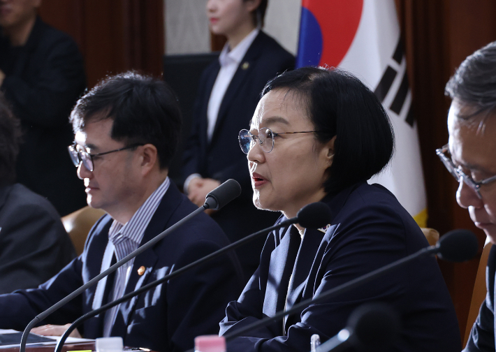 한성숙 국무총리가 29일 서울 종로구 정부서울청사에서 비상경제점검회의를 주재하고 있다. 연합뉴스