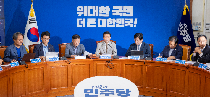 더불어민주당 한병도 당 대표 직무대행 겸 원내대표가 27일 국회에서 열린 최고위원회의에서 발언하고 있다. 한 대표 직무대행은 "기소하는 검찰이 수사하지 않는다는 원칙하에 이번주 본회의서 반드시 형사소송법 개정안 처리할 것"이라 밝혔다. 연합뉴스