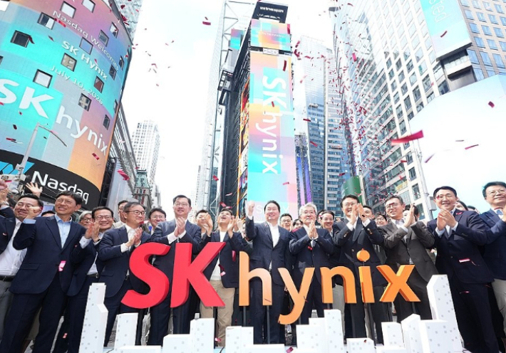 최태원 SK그룹 회장, 곽노정 SK하이닉스 CEO 등 주요 경영진이 SK하이닉스가 나스닥 ADR 거래를 개시된 10일(현지시간) 미국 뉴욕 타임스퀘어 나스닥 타워 앞에서 기념 촬영을 하고 있다. 나스닥 제공