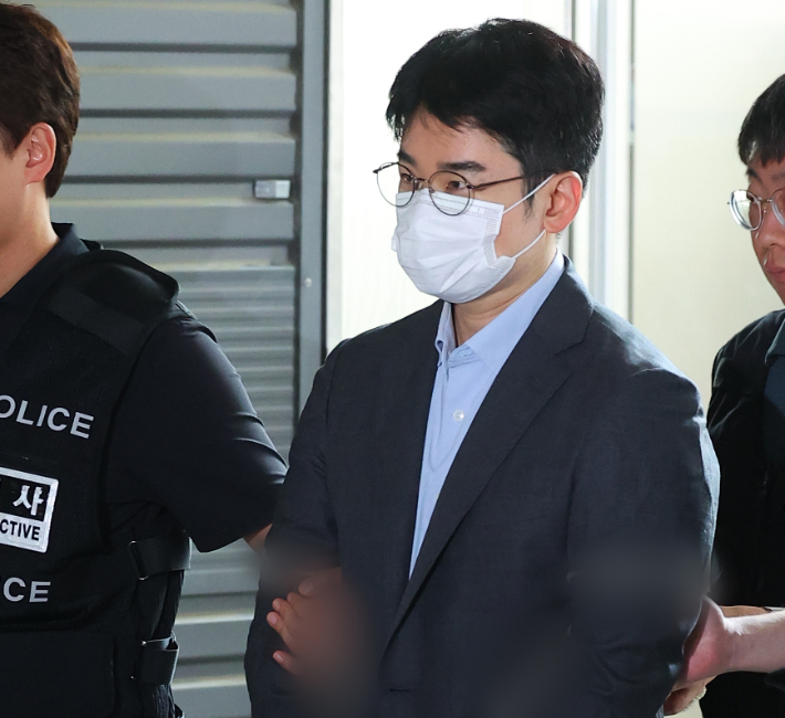 피습 자작극 협의를 받는 정이한 전 개혁신당 부산시장 후보가 지난 16일 부산 동래경찰서에서 검찰로 송치되고 있다. 연합뉴스
