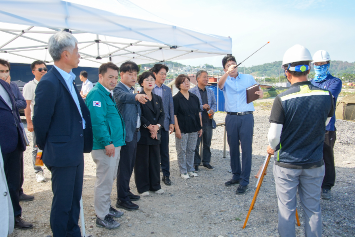 경주시의회 경제산업위원회가 하서항을 찾아 현장을 점검하고 있다. 경주시의회 제공