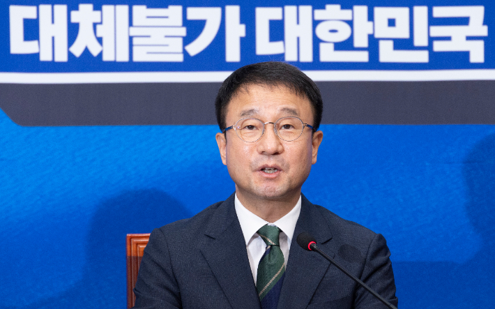 더불어민주당 한병도 당 대표 직무대행 겸 원내대표가 29일 국회에서 열린 최고위원회의에서 발언하고 있다. 연합뉴스
