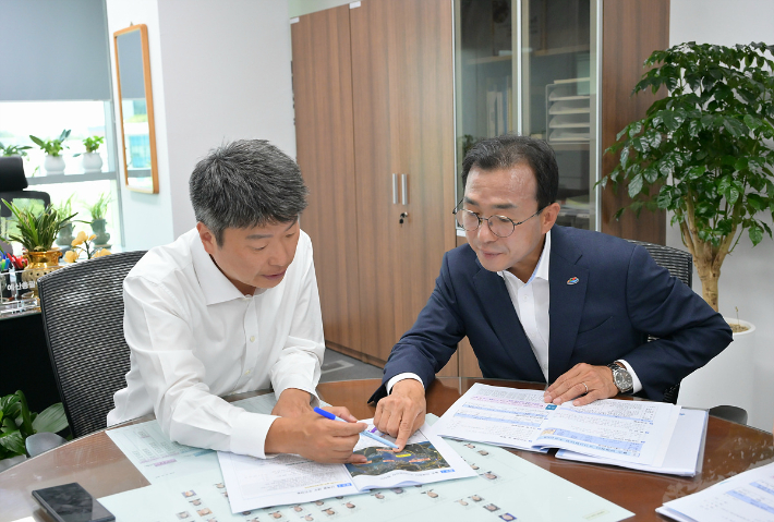 서영학(오른쪽) 여수시장이 박창환 예산총괄심의관에게 지역 현안사업을 설명하고 있다. 여수시 제공
