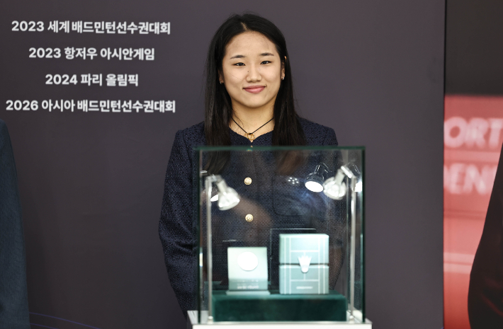 세계배드민턴연맹(BWF) 여자단식 랭킹 1위 안세영이 29일 서울 서초구 요넥스코리아에서 한국조폐공사가 제조한 안세영 공식 기념 메달을 공개하고 있다. 연합뉴스 