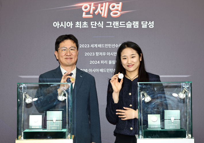 세계배드민턴연맹(BWF) 여자단식 랭킹 1위 안세영(오른쪽)과 이 성창훈 한국조폐공사 사장이 29일 서울 서초구 요넥스코리아에서 열린 안세영 공식 기념메달 공개식에서 기념 촬영을 하고 있다. 연합뉴스 