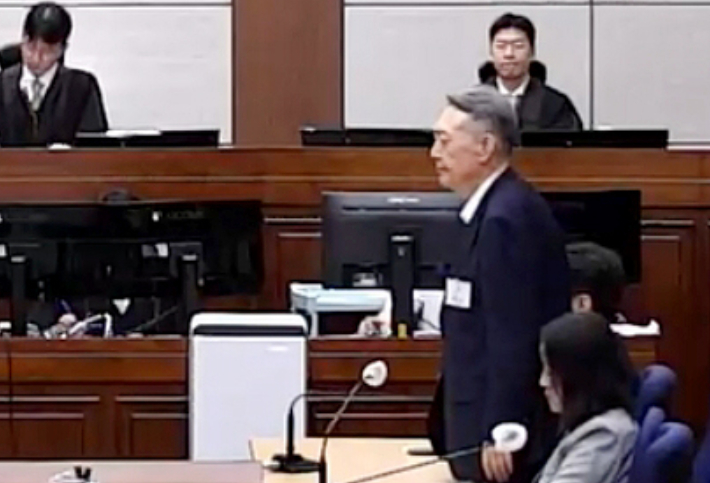 윤석열 전 대통령이 27일 서울 서초구 서울중앙지방법원에서 열린 공직선거법 위반 혐의 사건 1심 선고 공판에 출석해 선고 주문을 듣고 있다. 서울중앙지법 제공