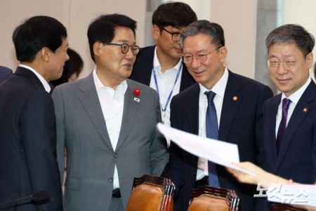 29일 서울 여의도 국회에서 열린 법제사법위원회 전체회의에 출석한 정성호 법무부 장관이 더불어민주당 박지원 의원과 대화를 하고 있다.