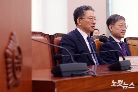 29일 서울 여의도 국회에서 열린 법제사법위원회 전체회의에 정성호 법무부 장관이 출석해 자리하고 있다.
