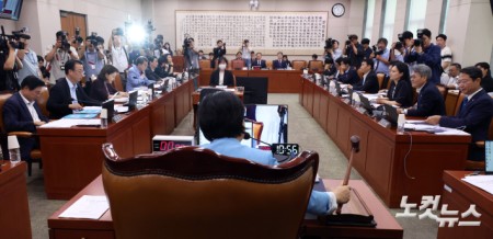 29일 서울 여의도 국회에서 열린 법제사법위원회 전체회의에서 서영교 위원장이 의사봉을 두드리고 있다.