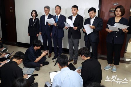 29일 서울 여의도 국회 법제사법위원회 회의장 앞에서 더불어민주당 법사위원 등 범여권 의원들이 형사소송법 개정안에 대한 국민의힘 법사위원들의 기자회견에 입장을 밝히고 있다.