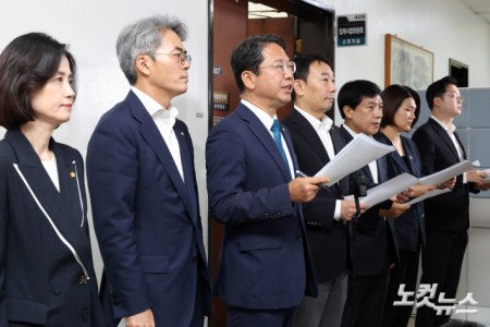 29일 서울 여의도 국회 법제사법위원회 회의장 앞에서 더불어민주당 법사위원 등 범여권 의원들이 형사소송법 개정안에 대한 국민의힘 법사위원들의 기자회견에 입장을 밝히고 있다.