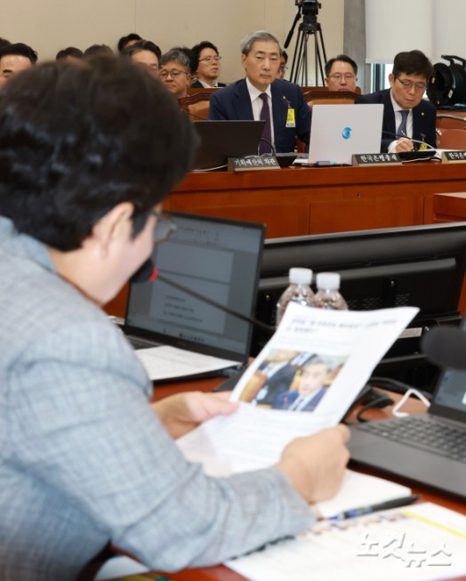 위원 질의받는 신현송 한국은행 총재