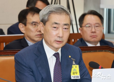 질의에 답변하는 신현송 한국은행 총재