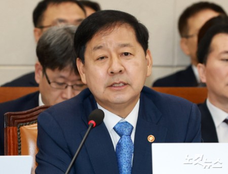 질의에 답변하는 구윤철 부총리