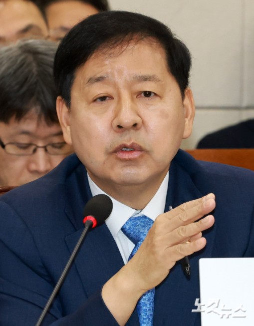 구윤철 경제부총리 겸 재정경제부 장관이 29일 서울 여의도 국회에서 열린 재정경제기획위원회 제3차 전체회의에서 의원들의 즬의에 답하고 있다.