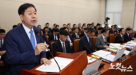 구윤철 경제부총리 겸 재정경제부 장관이 29일 서울 여의도 국회에서 열린 재정경제기획위원회 제3차 전체회의에서 업무보고를 하고 있다.