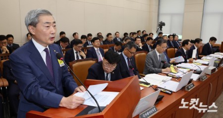 신현송 한국은행 총재가 29일 서울 여의도 국회에서 열린 재정경제기획위원회 제3차 전체회의에서 업무보고를 하고 있다.