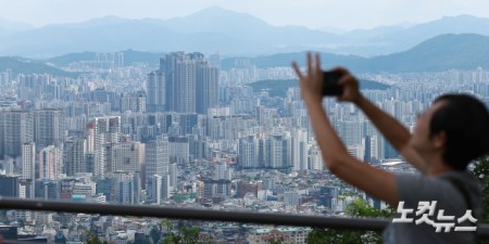 정부가 '똘똘한 한 채' 수요를 줄이기 위해 초고가 주택 보유세 부담을 늘리는 방안을 검토하고 있다. 일반적인 가격대의 실거주 1주택자는 보호하되 초고가 주택은 한 채만 보유했더라도 종합부동산세 부담을 높이고, 매각할 때 받을 수 있는 양도소득세 공제 혜택도 제한하는 방안이 유력하게 검토된다.사진은 29일 서울 남산에서 바라본 서울 시내 아파트 단지의 모습.