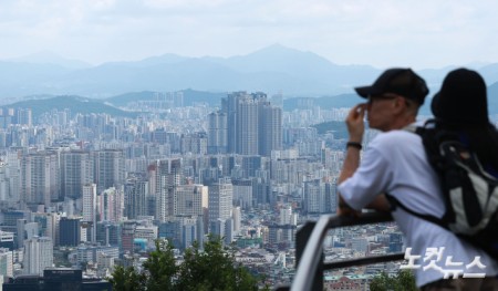 정부가 '똘똘한 한 채' 수요를 줄이기 위해 초고가 주택 보유세 부담을 늘리는 방안을 검토하고 있다. 일반적인 가격대의 실거주 1주택자는 보호하되 초고가 주택은 한 채만 보유했더라도 종합부동산세 부담을 높이고, 매각할 때 받을 수 있는 양도소득세 공제 혜택도 제한하는 방안이 유력하게 검토된다.사진은 29일 서울 남산에서 바라본 서울 시내 아파트 단지의 모습.
