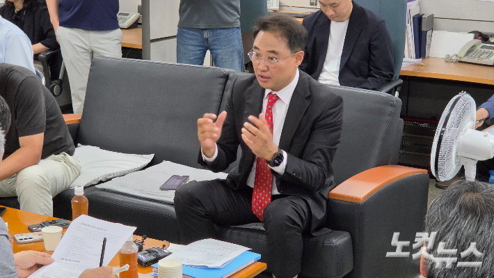29일 송현석 단장이 기자들의 질문에 답변하고 있다. 박창주 기자