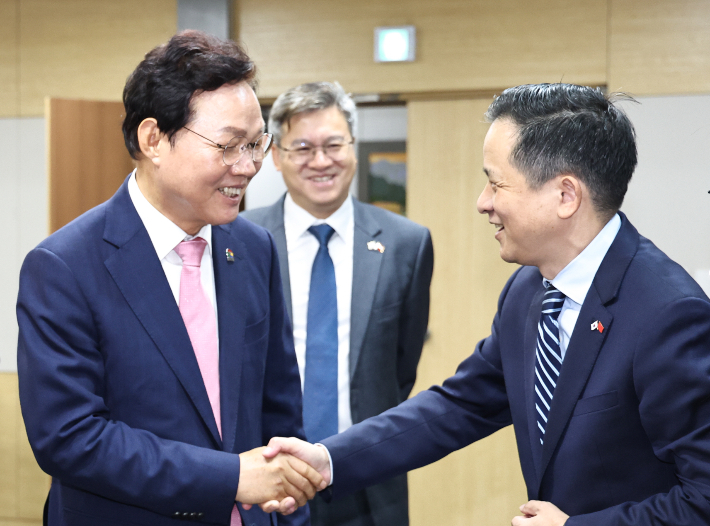 박완수 경남지사(왼쪽)와 다이빙 주한중국대사. 경남도청 제공 
