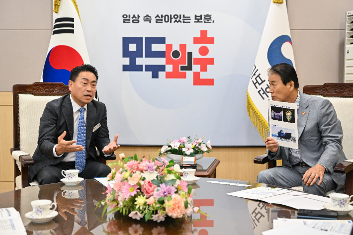 조주홍 영덕군수와 권오을 국가보훈부 장관. 영덕군 제공