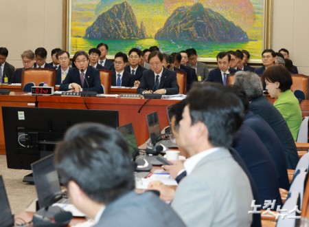 이억원 금융위원장과 이찬진 금융감독원장이 29일 서울 여의도 국회에서 열린 정무위원회 전체회의에서 의원들의 질의에 답하고 있다.