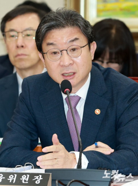 이억원 금융위원장이 29일 서울 여의도 국회에서 열린 정무위원회 전체회의에서 의원들의 질의에 답하고 있다.
