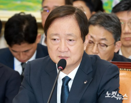이찬진 금융감독원장이 29일 서울 여의도 국회에서 열린 정무위원회 전체회의에서 의원들의 질의에 답하고 있다.