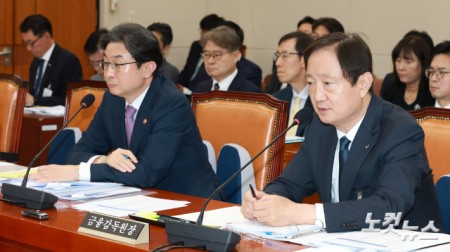 이억원 금융위원장과 이찬진 금융감독원장이 29일 서울 여의도 국회에서 열린 정무위원회 전체회의에서 의원들의 질의에 답하고 있다.
